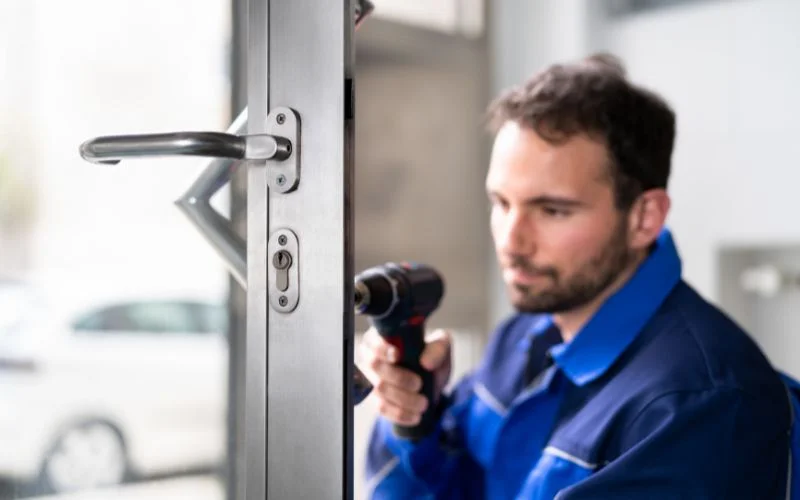 a man provide commercial locksmith service